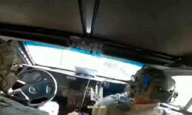 Em vídeo, tropas do SBU derrubam drone FPV com rifle durante perseguição na Ucrânia. Telegram @United24