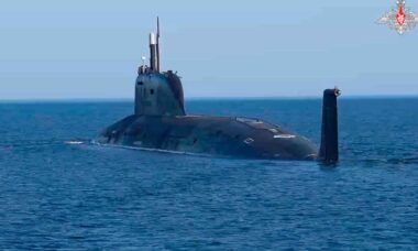 Submarino nuclear russo "Arkhanguelsk" lança míssil Oniks e destrói alvo no Mar de Barents. Telegram @mod_russia