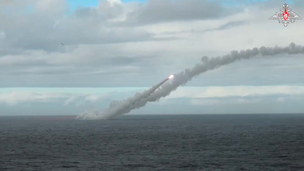 Submarinos nucleares russos realizam disparos de mísseis de cruzeiro ao norte do Japão. Telegram @mod_russia