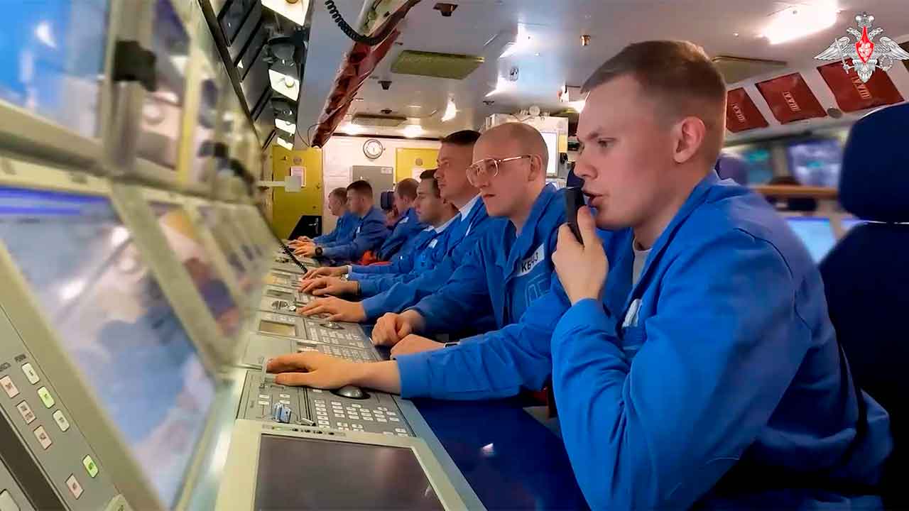 Russische nucleaire onderzeeër "Arkhanguelsk" lanceert Oniks-raket en vernietigt doel in de Barentszzee. Telegram @mod_russia