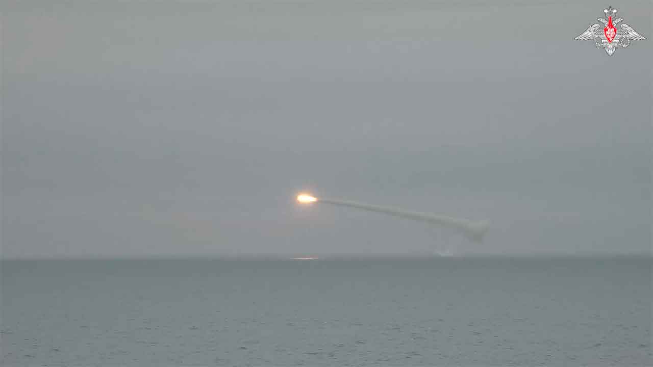 Russische nucleaire onderzeeër "Arkhanguelsk" lanceert Oniks-raket en vernietigt doel in de Barentszzee. Telegram @mod_russia