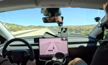 Dono de Tesla Model Y registra momento em que veículo falha gravemente em modo automático