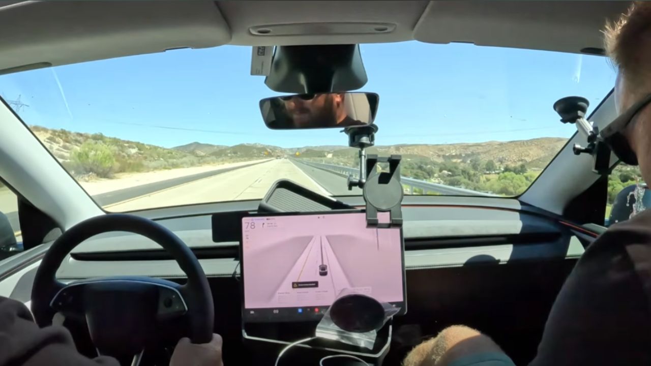 Dono de Tesla Model Y registra momento em que veículo falha gravemente em modo automático
