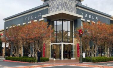 Serviço de robotáxi da Tesla registra três acidentes em testes em Austin