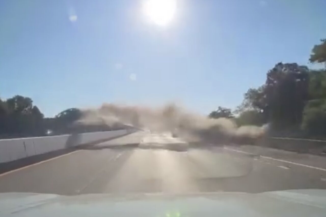 Video: Fører mister kontrollen over bilen og flyver af vejen i USA