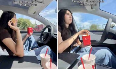 Vídeo: Mulher surge comendo lanche no banco do motorista enquanto Tesla dirige por ela