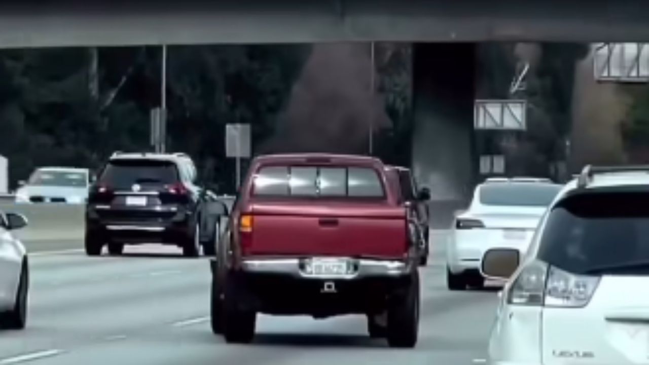 Toyota Tacoma é flagrada dirigindo em “itálico” e choca internautas