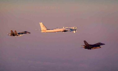 EUA divulgam imagens de interceptação de bombardeiro russo Tu-95 e caças Su-35 no Alasca. Foto: U.S. Department of Defense