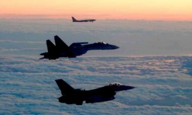 EUA divulgam imagens de interceptação de bombardeiro russo Tu-95 e caças Su-35 no Alasca. Foto: U.S. Department of Defense