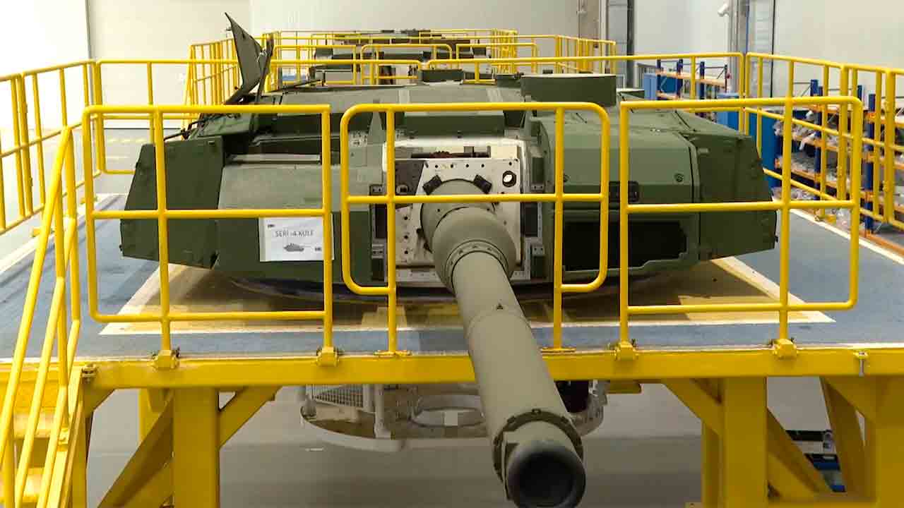 Video avslører den tyrkiske ALTAY-stridsvognenes fabrikk i full drift. X @SavunmaSanayiST