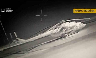 Ucrânia destrói dois helicópteros Mi-8 e rebocador em ataque à base aérea russa na Crimeia. Telegram @DIUkraine