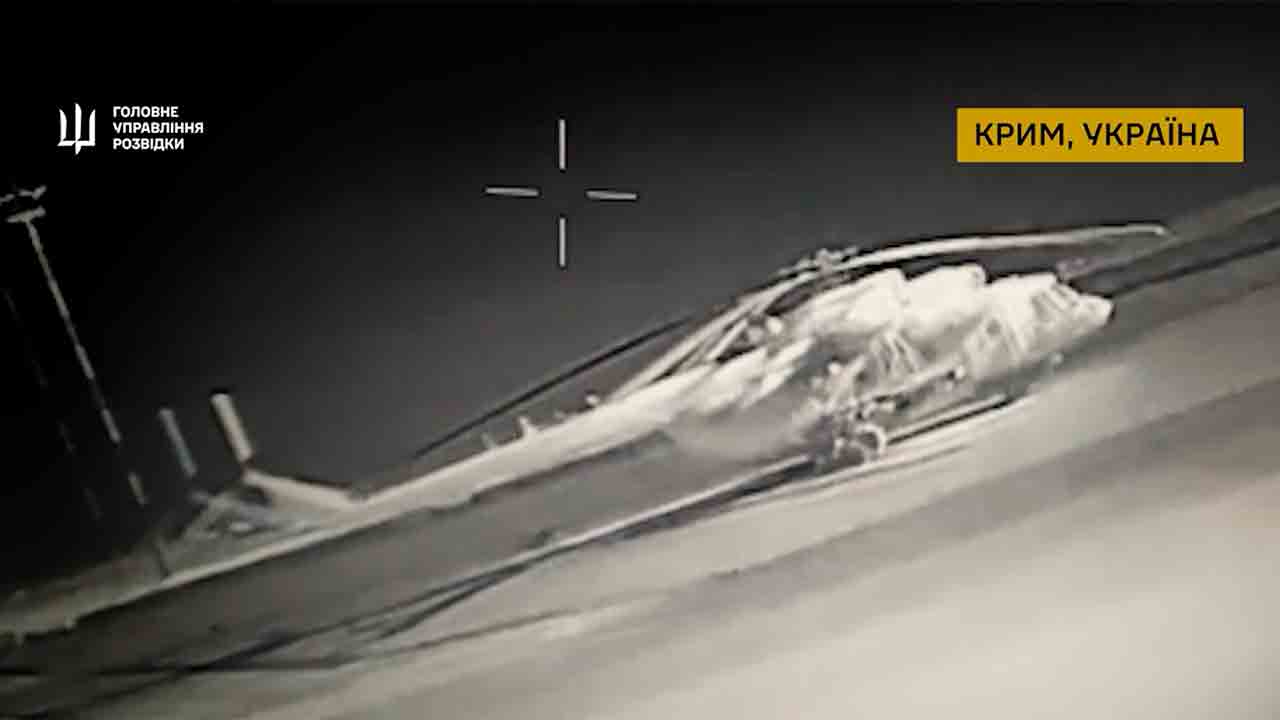 Ucrânia destrói dois helicópteros Mi-8 e rebocador em ataque à base aérea russa na Crimeia. Telegram @DIUkraine