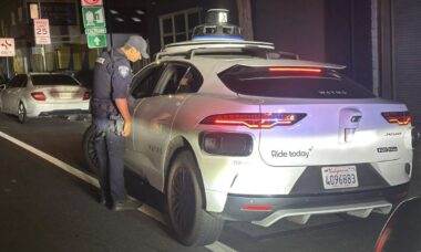 Polícia da Califórnia aborda táxi autônomo Waymo durante operação contra motoristas embriagados