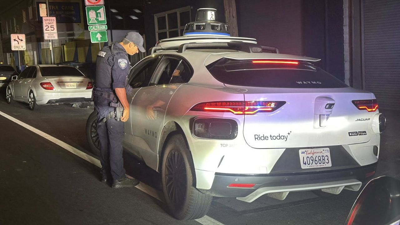 Polícia da Califórnia aborda táxi autônomo Waymo durante operação contra motoristas embriagados