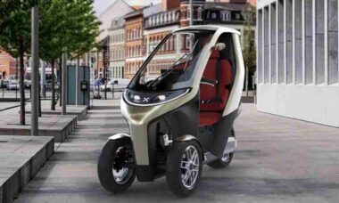 Startup alemã lança triciclo elétrico que dispensa uso de capacete