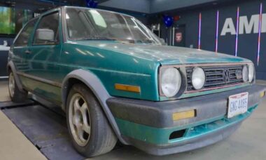 Vídeo: Youtuber lava Golf GTI abandonado há uma década e resultado impressiona