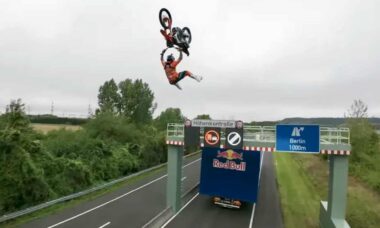 Vídeo: Piloto de motocross dá mortal para trás entre dois caminhões em movimento