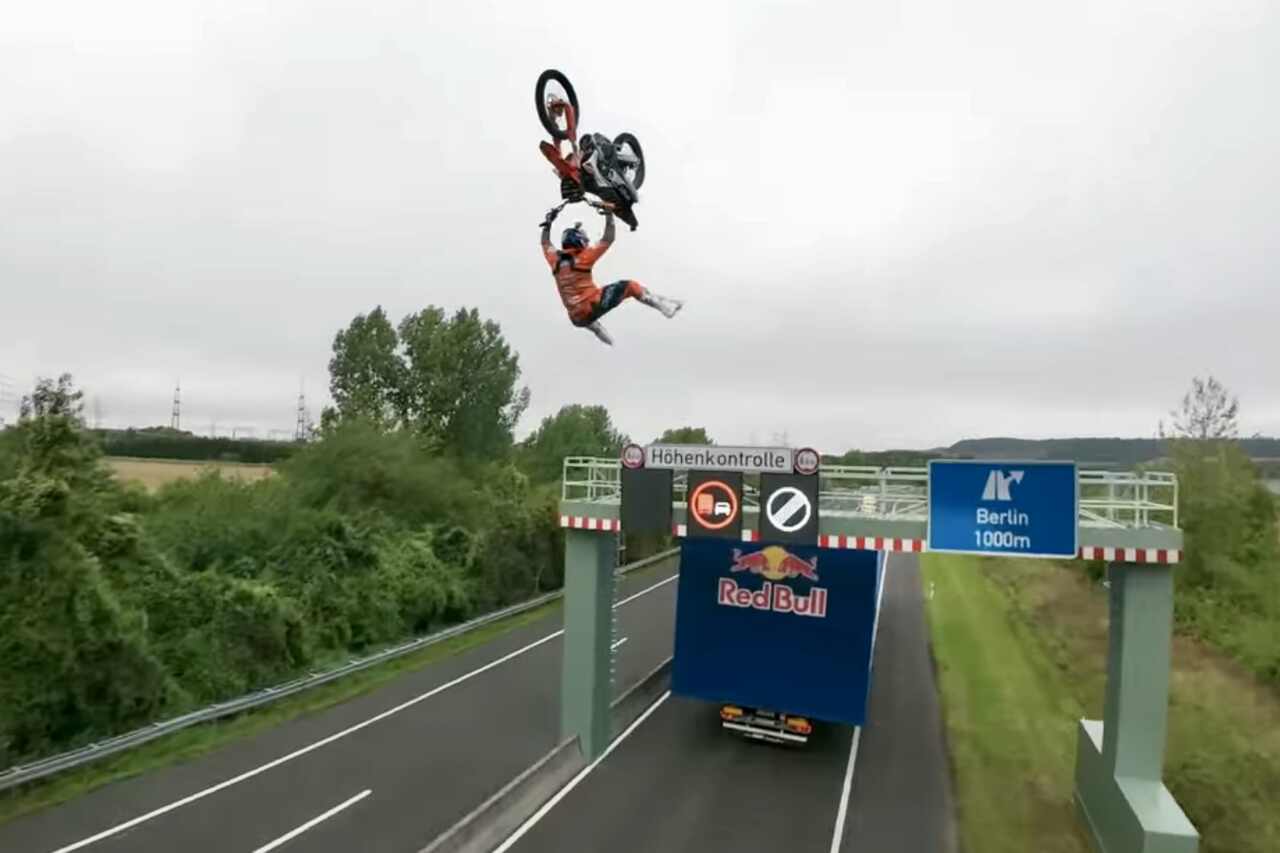 Vídeo: Piloto de motocross dá mortal para trás entre dois caminhões em movimento