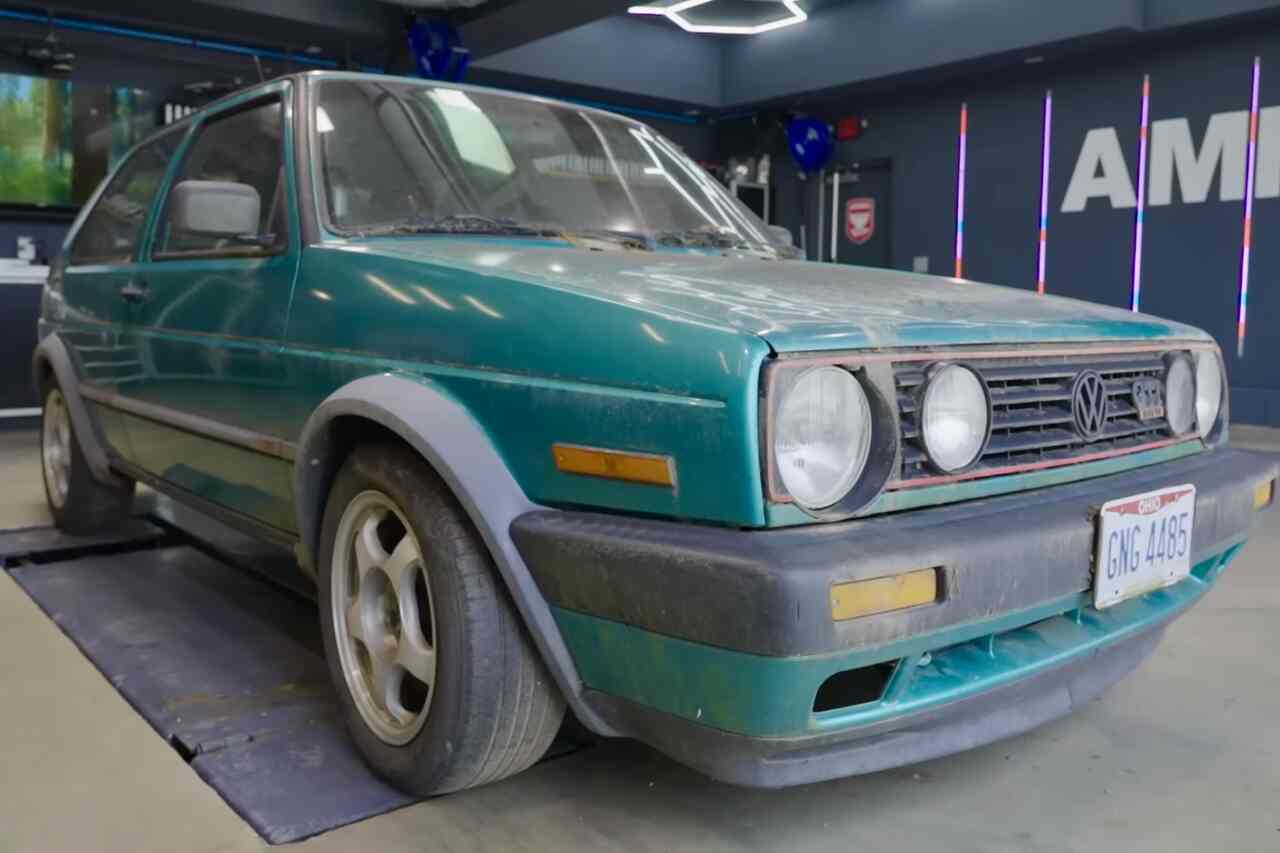 Video: Youtuber lava una Golf GTI abbandonata da un decennio e il risultato impressiona