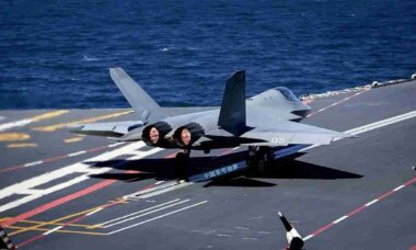 China testa caça furtivo J-35 em porta-aviões Fujian e eleva capacidade militar naval