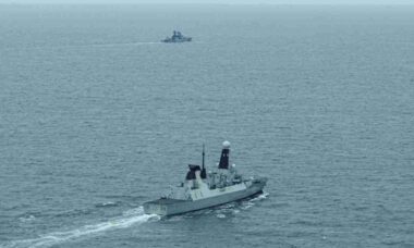 Navio britânico monitora destróier russo em operação da OTAN no Canal da Mancha