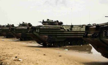 Fuzileiros Navais dos EUA aposentam veículo anfíbio AAV após 53 anos de serviço