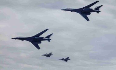 Bombardeiros B-1B dos EUA sobrevoam Riga em demonstração de força e unidade da OTAN
