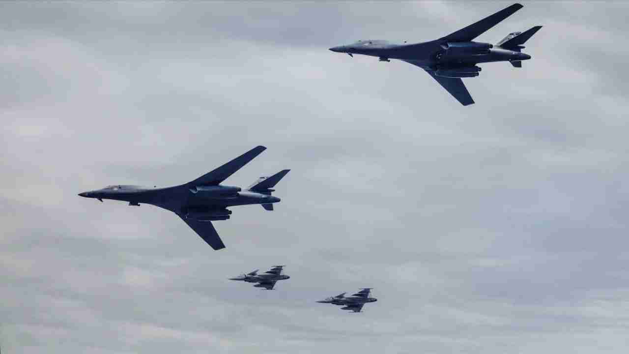 Amerikanske B-1B bombefly flyr over Riga i en demonstrasjon av NATO-styrke og enhet