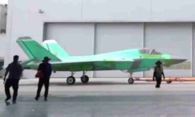 China apresenta novo caça J-35 e reforça o poder aéreo de seus porta-aviões