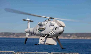 CAMCOPTER S-100 mostra avanços em testes navais da OTAN com IA e sensores de alta precisão