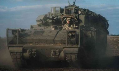 Blindados M2 Bradley reforçam defesa de brigada ucraniana na guerra contra a Rússia