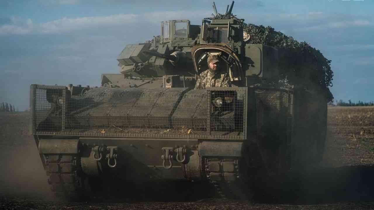 Blindados M2 Bradley reforçam defesa de brigada ucraniana na guerra contra a Rússia
