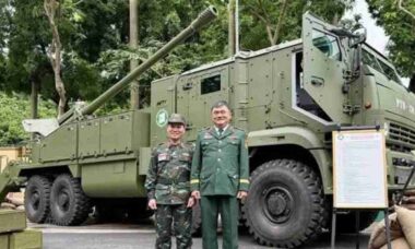 Vietnã apresenta novo sistema de artilharia autopropulsada PTH-130 com canhão de 130 mm