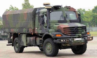 Ucrânia encomenda 1.000 caminhões Mercedes-Benz Zetros adaptados para guerra com drones