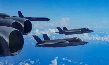 F-35Bs dos EUA escoltam bombardeiros B-52 em missão de demonstração perto da Venezuela