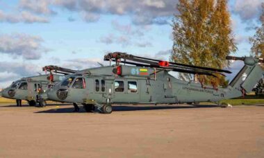 Lituânia recebe primeiros helicópteros Black Hawk UH-60M em acordo com os EUA