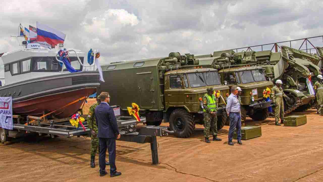 La Russie livre des équipements militaires soviétiques à l'Ouganda dans le cadre d'un accord de 53 millions de dollars