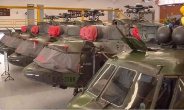 Presidente da Colômbia diz que país perdeu capacidade militar ao abandonar helicópteros russos