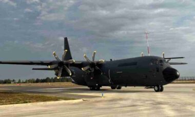 Avião militar alemão C-130 é alvo de ataque com fogos de artifício