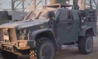 Israel utiliza nova variante do JLTV com comando avançado durante retirada em Gaza