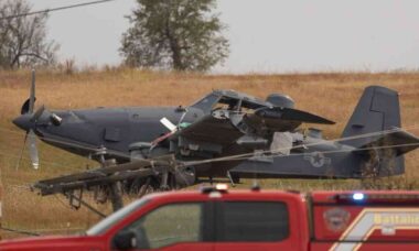 OA-1K Skyraider II faz pouso forçado em Oklahoma; tripulação sai ilesa