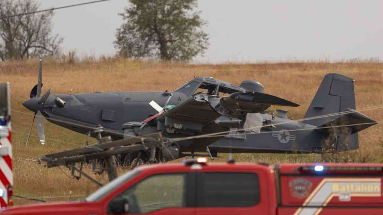 OA-1K Skyraider II faz pouso forçado em Oklahoma; tripulação sai ilesa