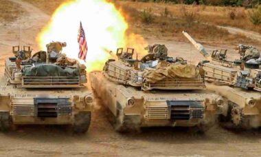 Tanques M1A2 Abrams realizam testes de fogo real durante treino da OTAN na Bulgária
