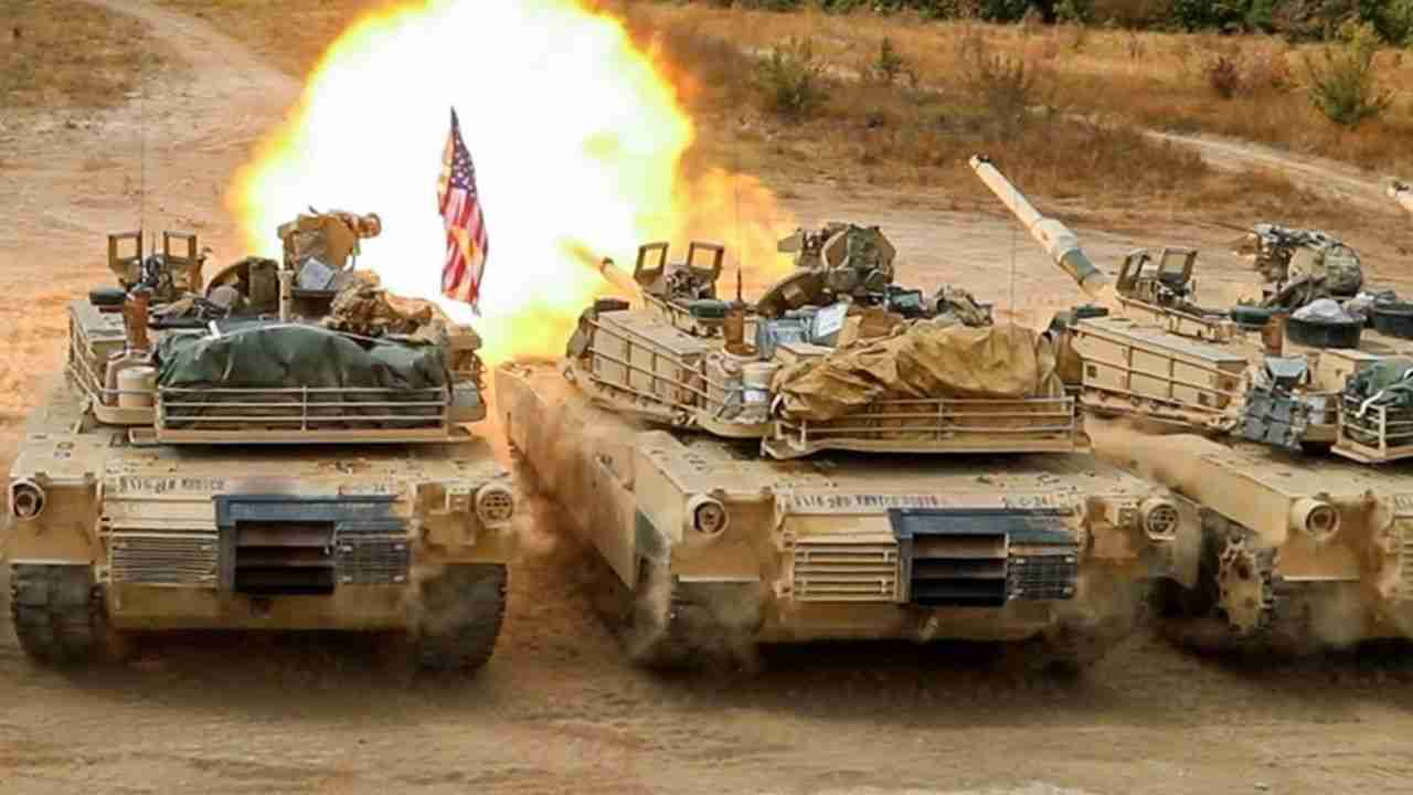 I carri armati M1A2 Abrams effettuano esercitazioni di tiro reale durante un addestramento NATO in Bulgaria