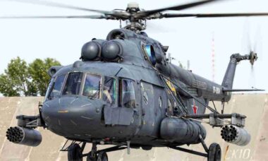 Oficial da Guarda Nacional da Rússia causa incêndio e destrói helicóptero Mi-8