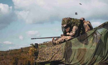 Paraquedistas franceses testam sistema PROTEUS contra drones em treino com fogo real