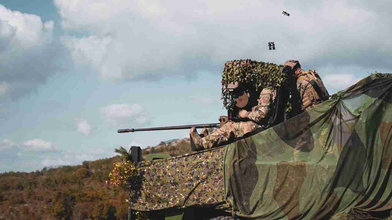 Franse parachutisten testen PROTEUS-systeem tegen drones tijdens live-vuurtraining