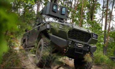 Inguar-3 resiste a ataque triplo de drones e mantém tripulação ucraniana ilesa