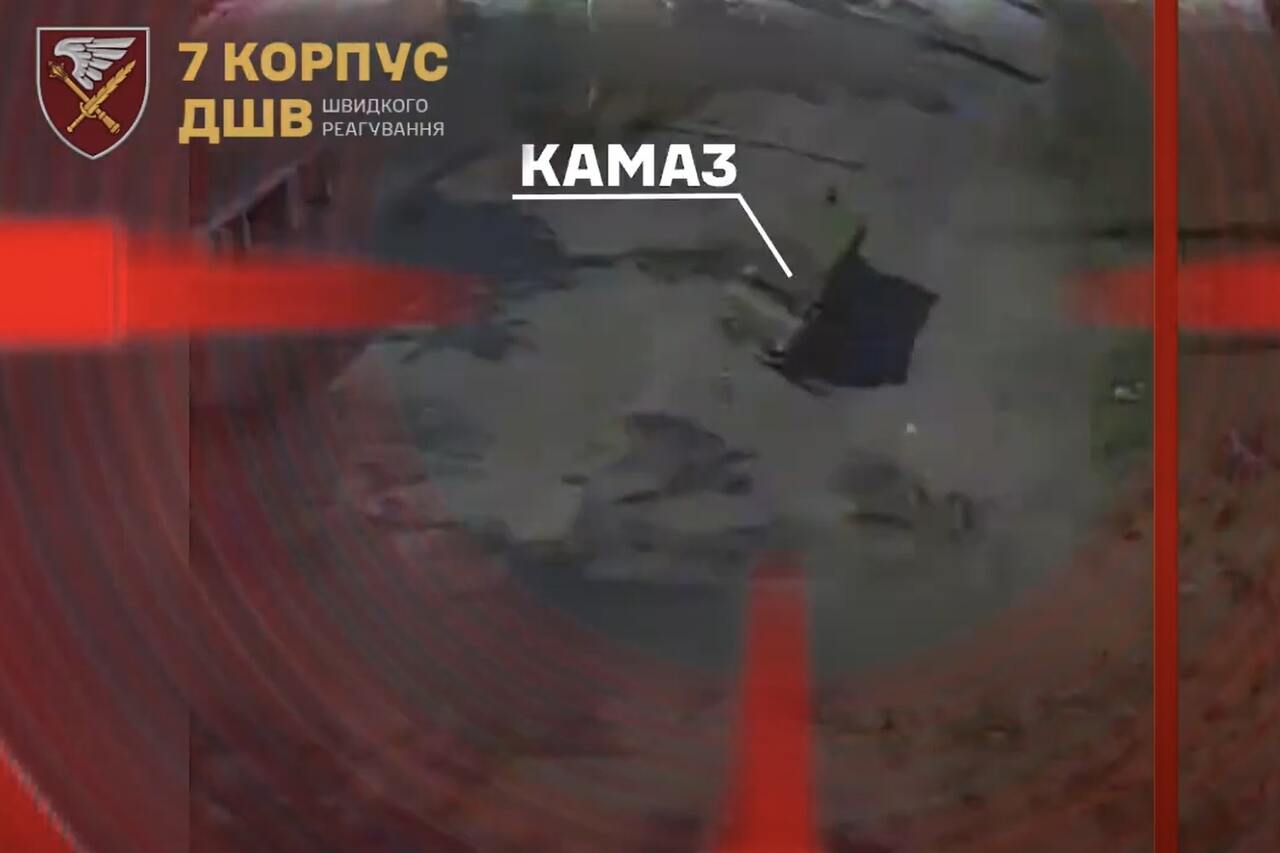 Ukrainske soldater ødelægger russisk KAMAZ lastbil i besat område