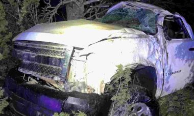Adolescente de 13 anos bêbado capota carro "roubado" durante passeio em alta velocidade na contramão